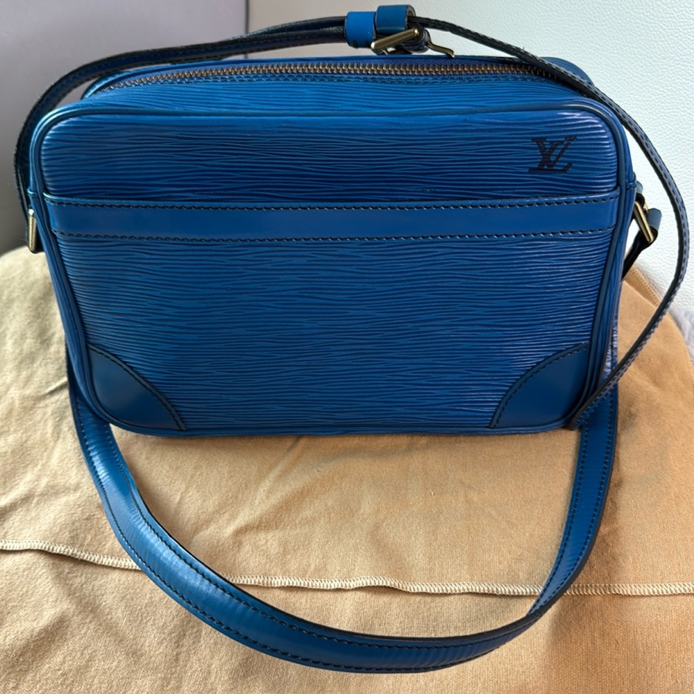 💎 Louis Vuitton Blue EPI Trocadero Crossbody 💎
